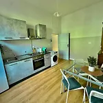 Apartament 2 Fronte Ospedale - Centro E Mare A Piedi